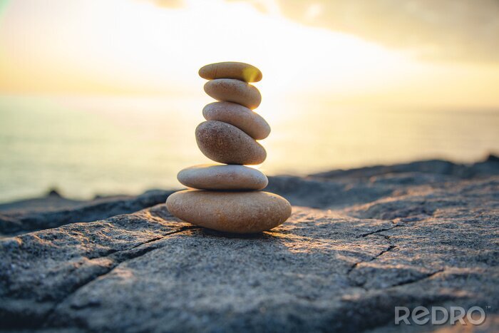 Bild Ovale Steine vor dem Hintergrund der Sonne