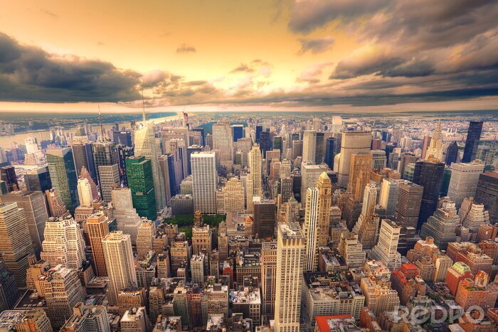 Bild Panorama des gelben Sonnenuntergangs in der Stadt