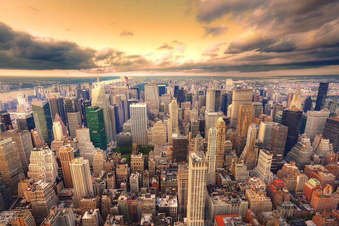 Bild Panorama des gelben Sonnenuntergangs in der Stadt