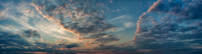 Bild Panorama des Himmels mit grauen Wolken