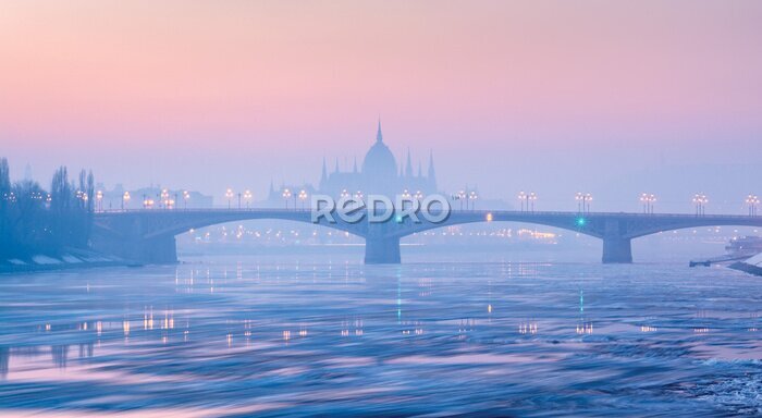 Bild Panoramablick von Margaret-Brücke gegen Parlamentsentwurf im Winterdunst unter rosa Himmel