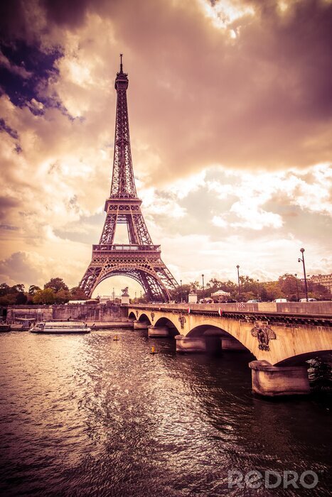 Bild Paris Eiffelturm am wolkigen Tag