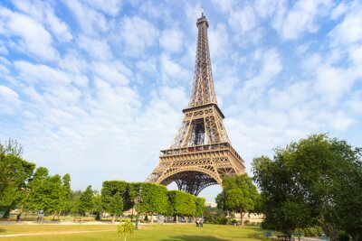 Paris und Eiffelturm in der Sonne