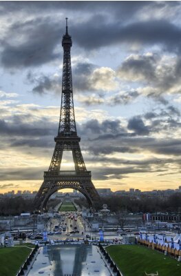 Bild Paris und Sonnenaufgang hinter Architektur