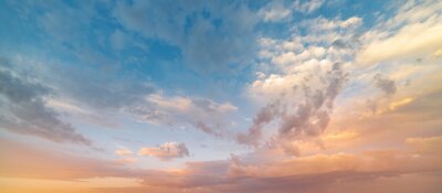 Pastellfarbene Wolken am Himmel