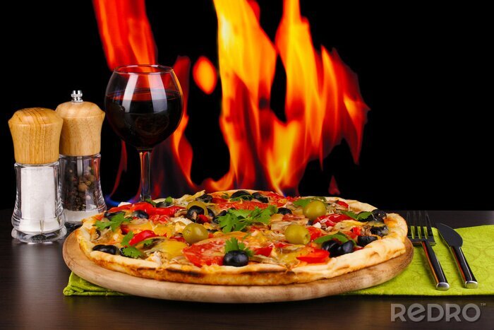 Bild Pizza mit Glas Wein