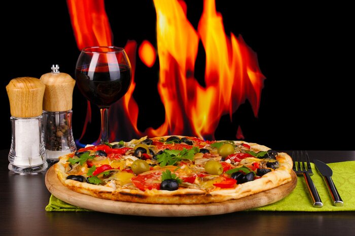 Bild Pizza mit Glas Wein