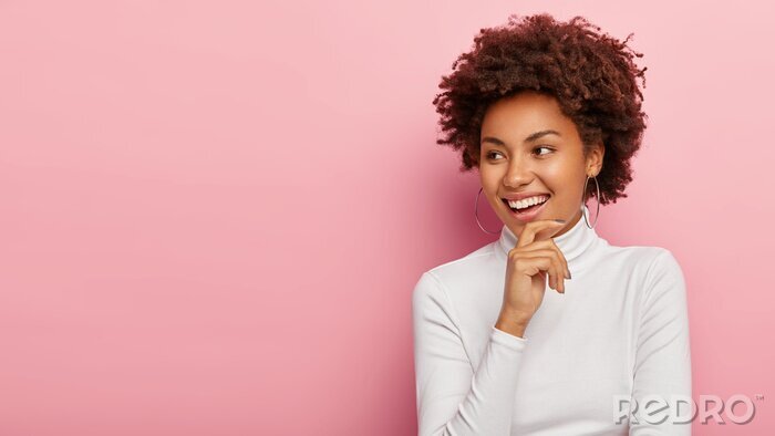 Bild Porträt eines fröhlichen Mädchens auf rosa Hintergrund