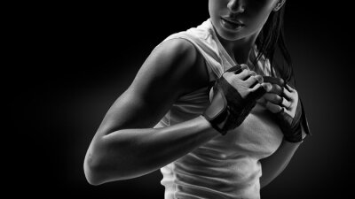 Bild Posierende schwarz-weiße Kickboxerin
