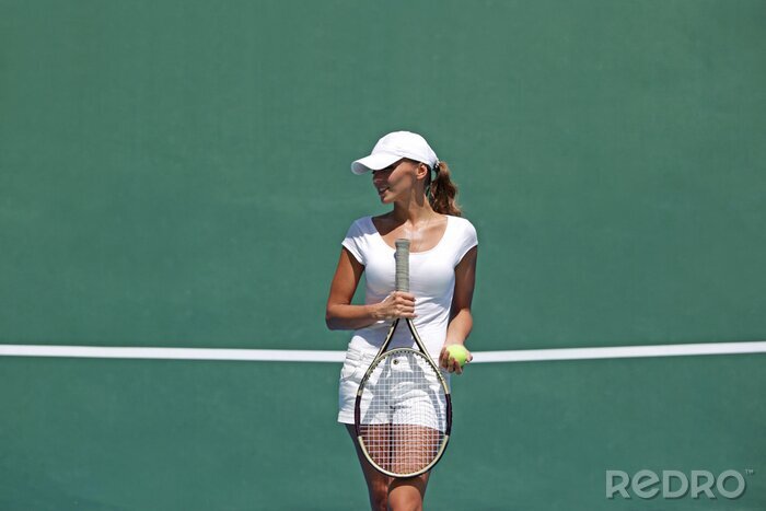 Bild Posierende Tennisspielerin auf Court