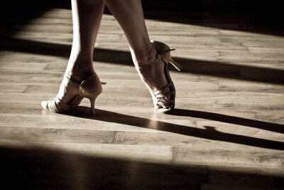 Bild Professionelle Tänzerin auf Tanzfläche