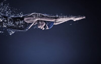 Bild Propfessionelle Schwimmerin im Wasser