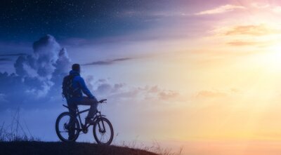 Bild Radfahrer auf dem Fahrrad bei Sonnenuntergang