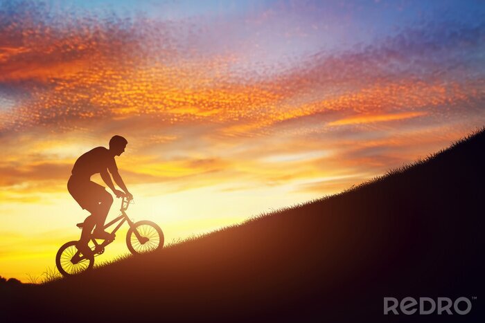 Bild Radfahrer geht bergauf