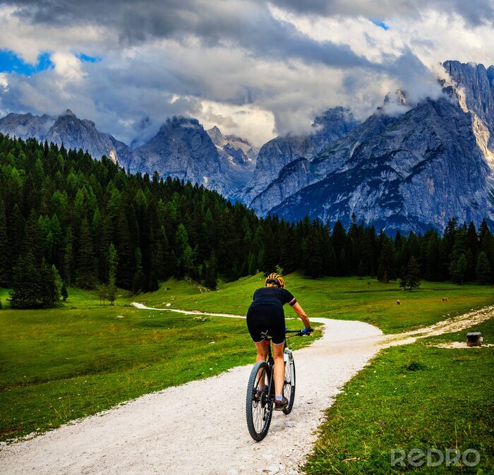 Bild Radsportler auf dem Fahrrad in den Bergen
