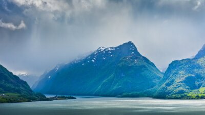 Regenlandschaft der Fjorde