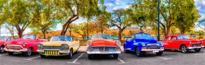 Bild Reihe klassischer Autos in Kuba