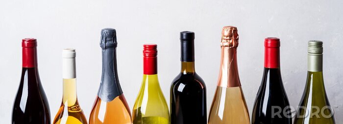 Bild Reihe von verschiedenen Weinflaschen