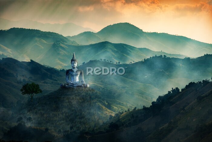 Bild Religiöse Statue vor dem Hintergrund einer schönen Berglandschaft