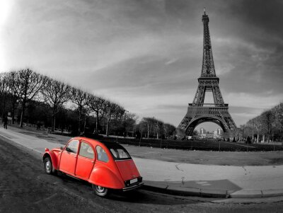 Retro-roter Wagen mit Paris im Hintergrund