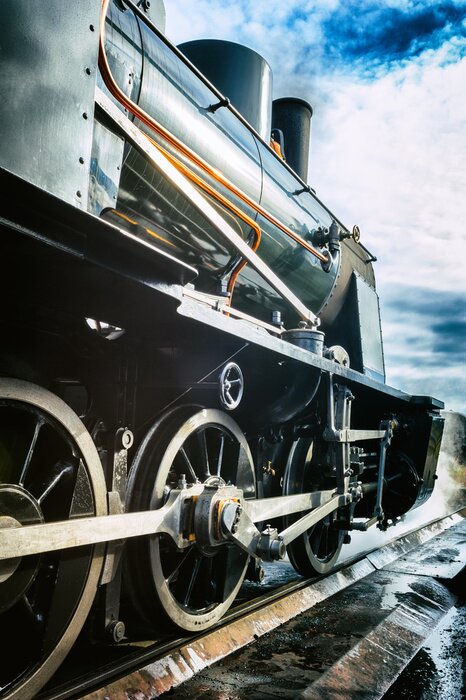 Bild Retro-Zug mit Wolken im Hintegrund
