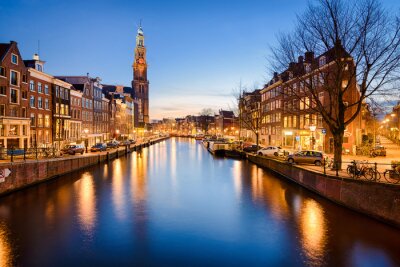 Romantisches Amsterdam in der Abenddämmerung