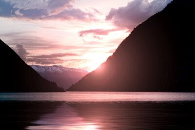 Rosa Sonnenuntergang zwischen Fjorden