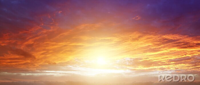 Bild Rosa Wolken umgeben die untergehende Sonne