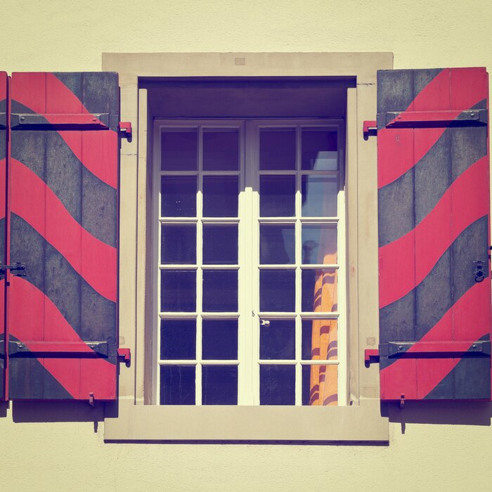 Bild Rot schwarze fensterläden
