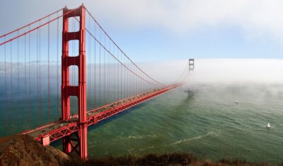 Rote Brücke im Nebel