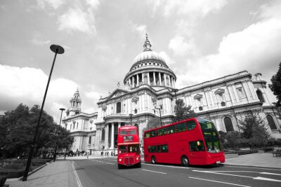 Rote Busse im Hintergrund von London