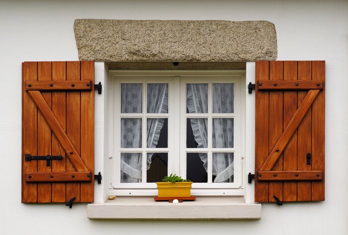 Bild Rote fensterläden am fenster