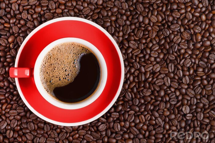 Bild Rote Tasse vor dem Hintergrund der Kaffeebohnen