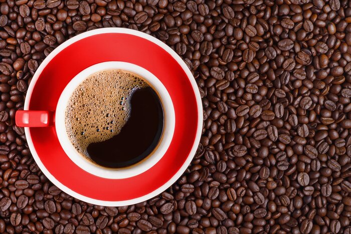 Bild Rote Tasse vor dem Hintergrund der Kaffeebohnen