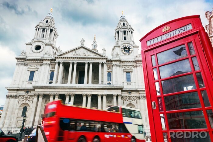 Bild Rote Telefonzelle mit der Architektur im Hintergrund