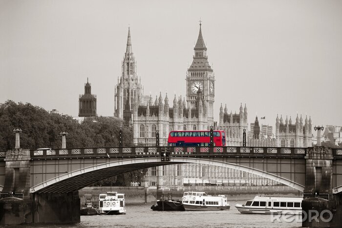Bild Roter Bus in grauem London