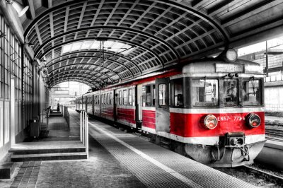 Roter Zug auf schwarz-weißem Hintergrund