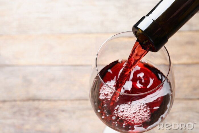 Bild Rotwein in ein Glas eingießen