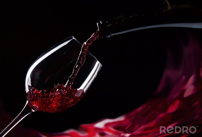 Bild Rotwein in ein Glas eingießen