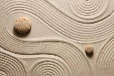 Runde Steine am Sand