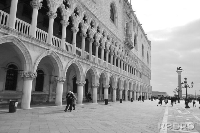 Bild Säulen in schwarz-weißen Farben