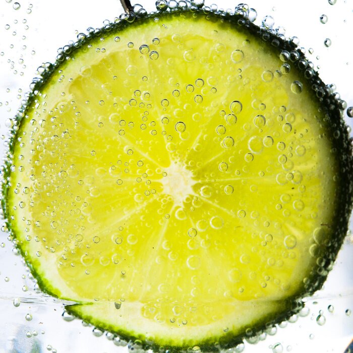 Bild Saftige Limonenscheibe im Wasser
