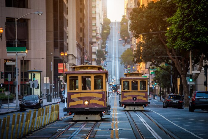 Bild San Francisco Cable Cars auf Kalifornien-Straße bei Sonnenaufgang, Kalifornien, USA