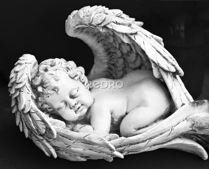 Bild Schlafender kleiner Engel auf schwarzem Hintergrund