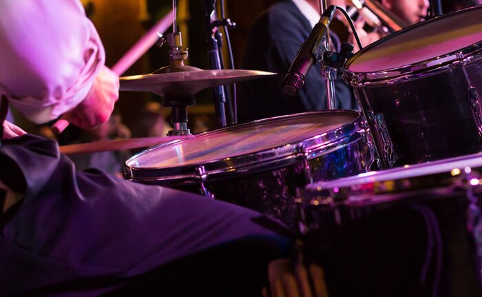 Bild Schlagzeuger, der während eines Konzerts ein Instrument spielt