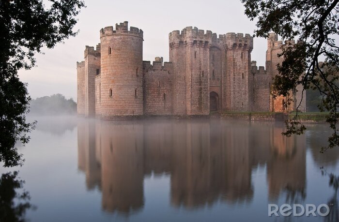 Bild Schloss am Wasser im Nebel