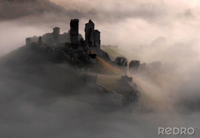 Bild Schloss in den Bergen im Nebel