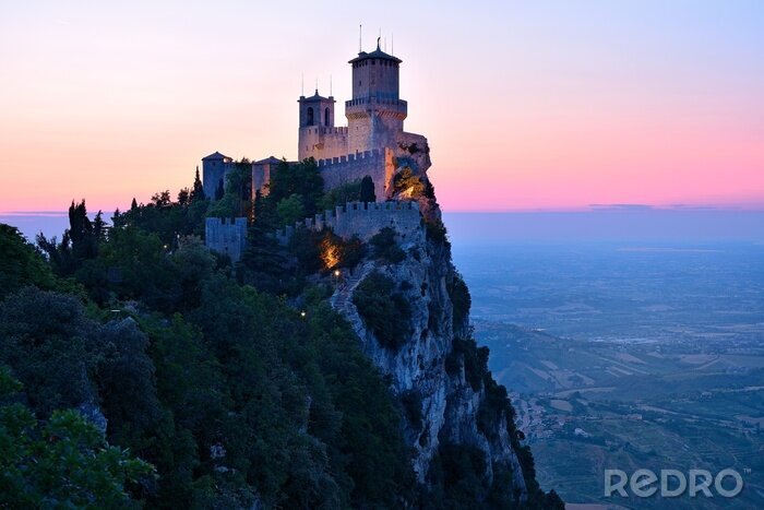 Bild Schloss San Marino bei Dämmerung