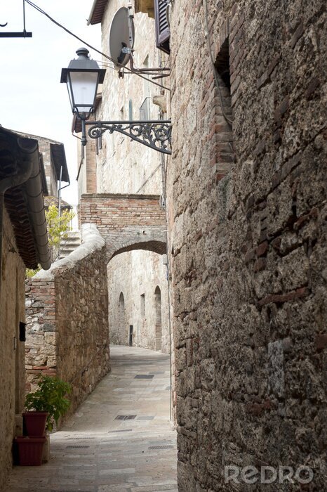 Bild Schmale Gasse mit Bogen