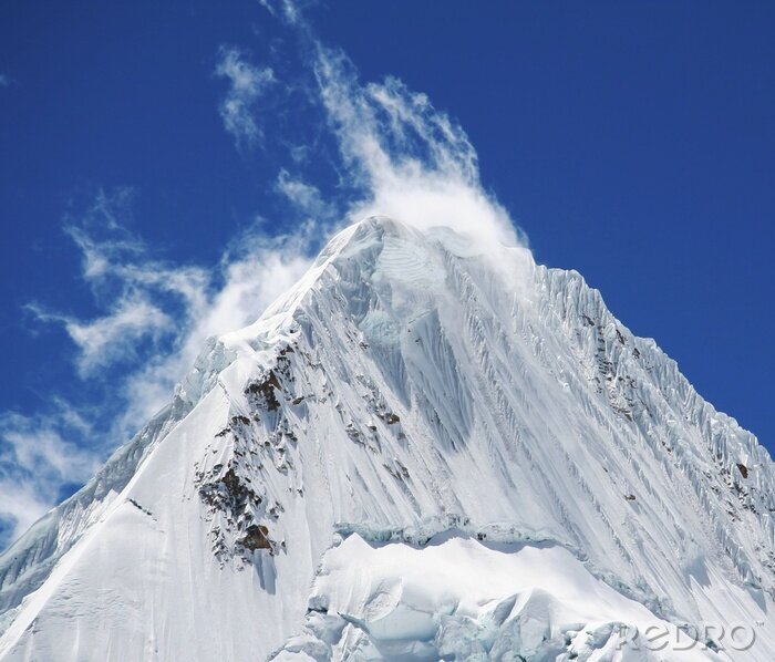 Bild Schneebedeckter Berggipfel im Wind